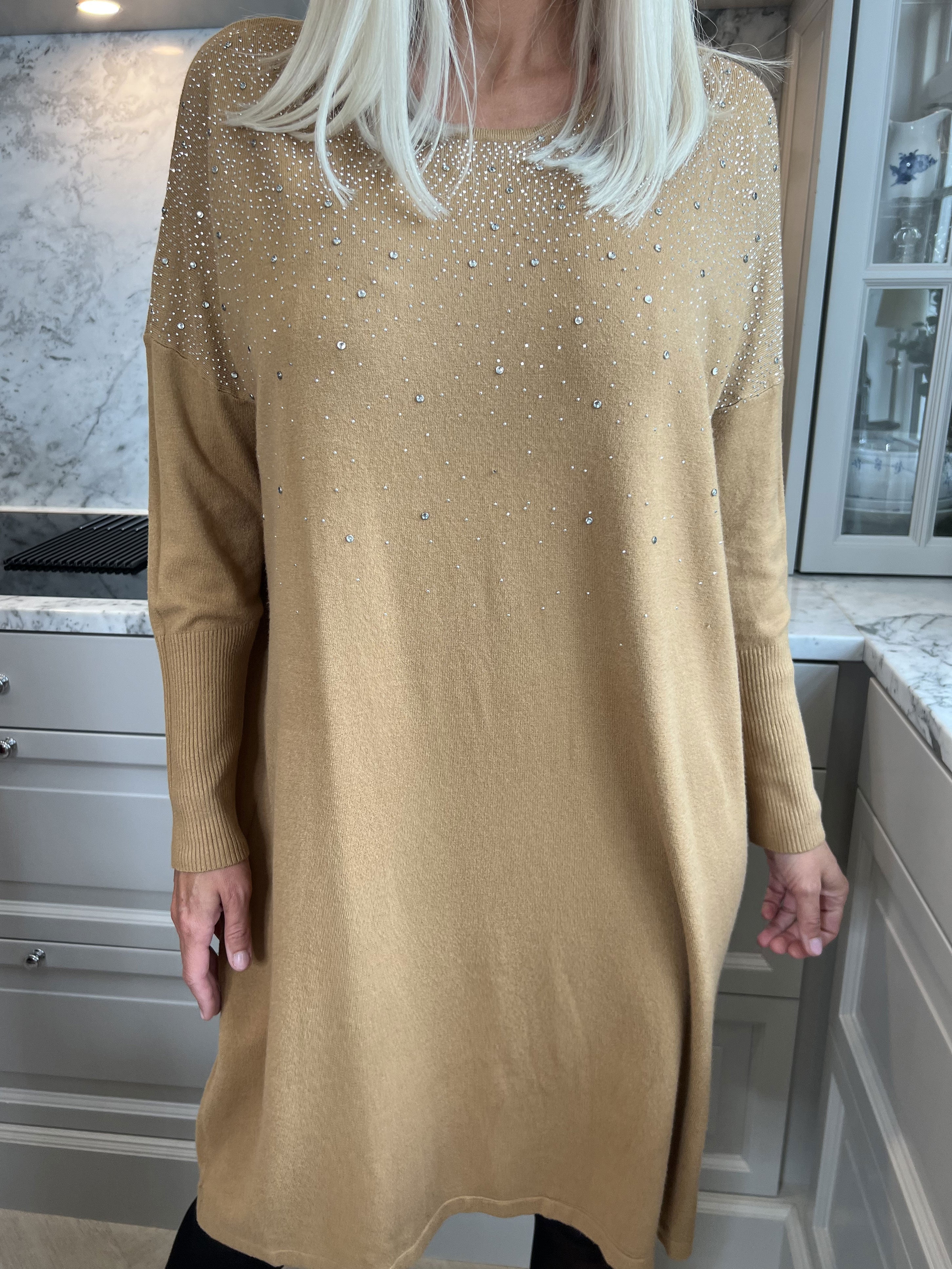 Yasha - Mjuk stickad klänning i stretchigt tyg med strass